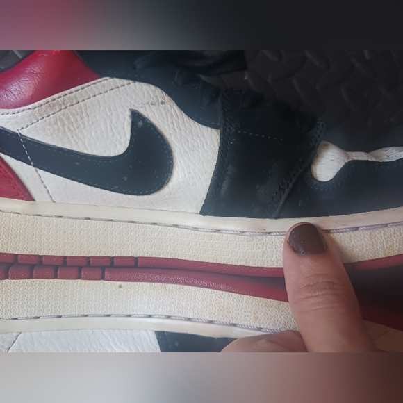 Men Nike Air Jordan 1 low black toe sneakers - Picture 15 of 16